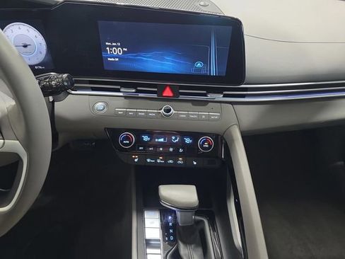 Certified 2025 Hyundai Elantra SEL image 9