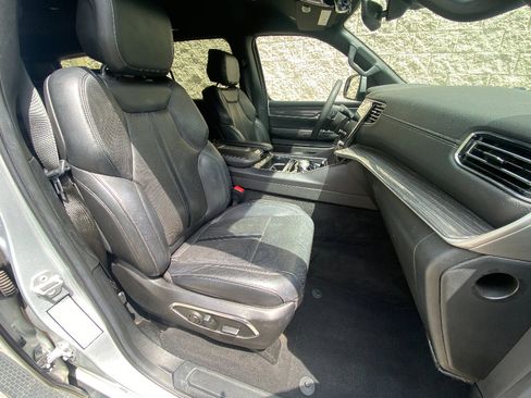 Used 2022 Jeep Wagoneer Series II AWD/4WD image 15