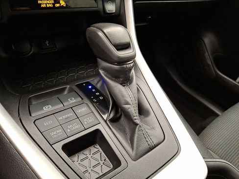 Used 2022 Toyota RAV4 LE image 12