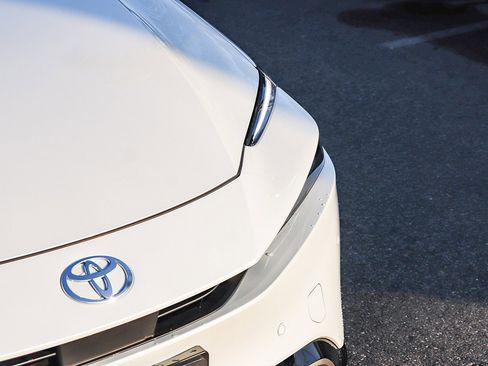 Certified 2025 Toyota Prius XLE image 6