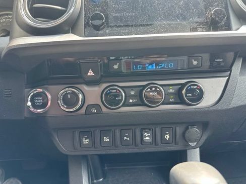 Used 2017 Toyota Tacoma TRD Off-Road w/ Premium & Technology Package AWD/4WD image 22