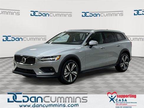 Used 2025 Volvo V60 B5 Cross Country Plus image 1