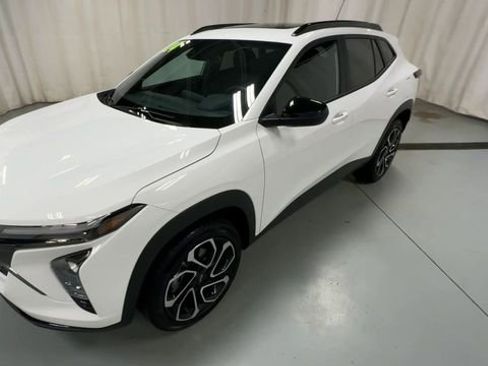 Used 2024 Chevrolet Trax RS w/ Sunroof Package image 3