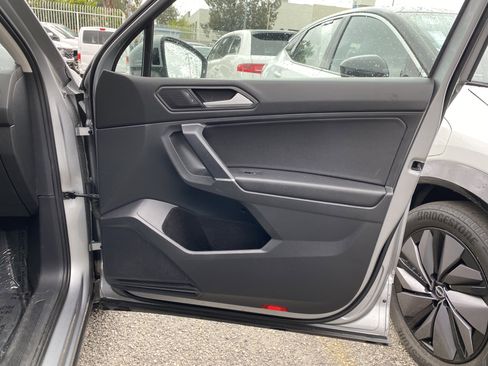 Used 2020 Volkswagen Tiguan SE image 23