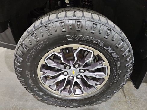 Used 2019 Chevrolet Colorado ZR2 w/ LPO, Premium Interior Package AWD/4WD image 9