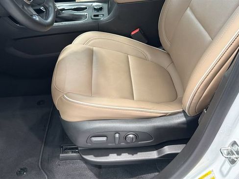 Used 2023 Chevrolet Traverse Premier AWD/4WD image 17