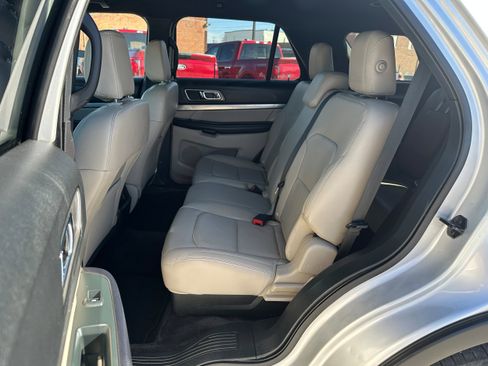 Used 2018 Ford Explorer XLT w/ Equipment Group 202A image 13