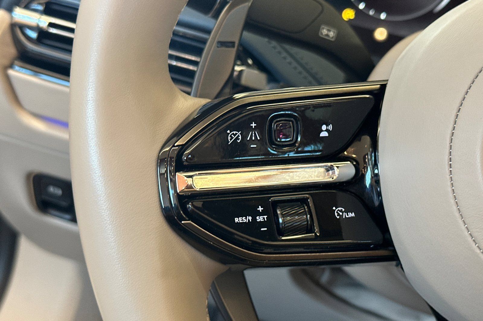 Used 2024 Aston Martin DB12 Convertible RWD image 23