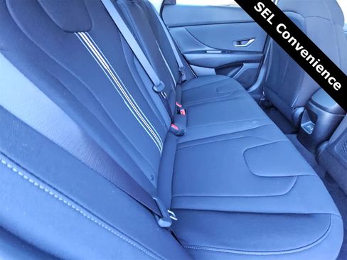 Used 2025 Hyundai Elantra SEL image 17