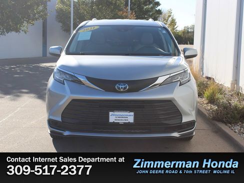 Used 2021 Toyota Sienna LE w/ Protection Package (TMS) image 4