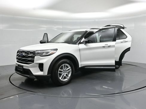 Used 2025 Ford Explorer Active RWD image 32