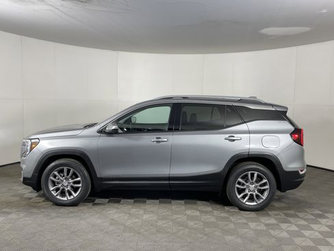 Used 2024 GMC Terrain SLT image 3