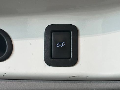 Used 2016 Toyota Highlander XLE FWD image 11
