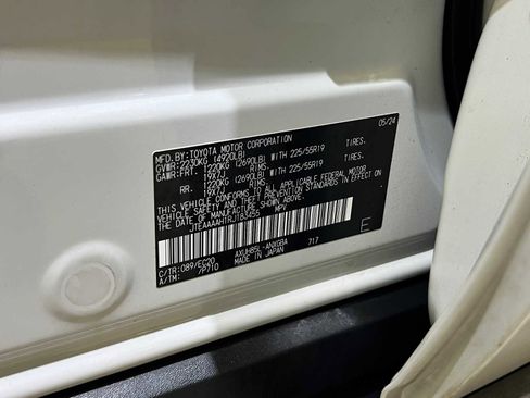 Certified 2024 Toyota Venza XLE image 27