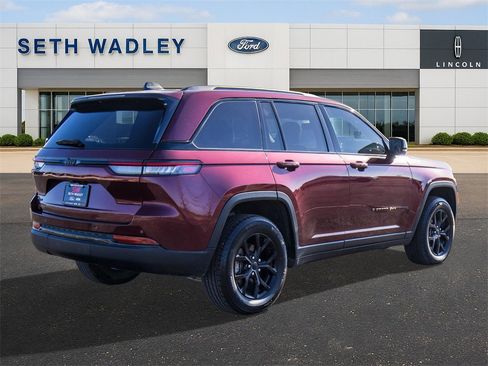 Used 2024 Jeep Grand Cherokee Altitude image 7