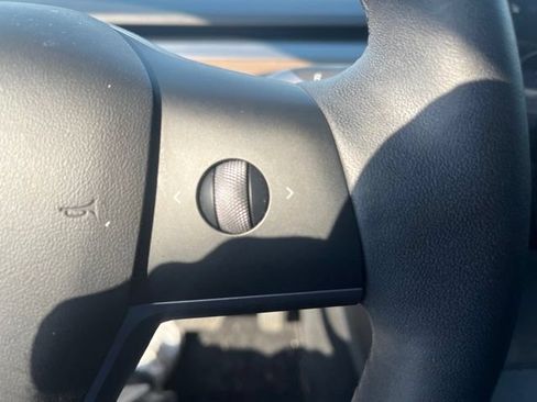Used 2022 Tesla Model Y Long Range AWD/4WD image 17
