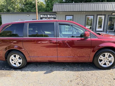 Used 2018 Dodge Grand Caravan SXT FWD image 2