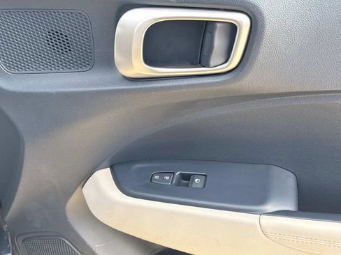 Used 2024 Hyundai Venue Limited FWD image 20