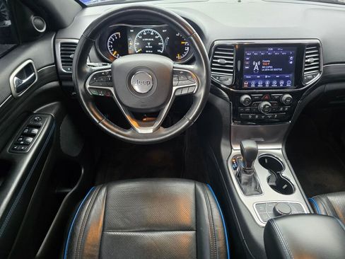 Used 2019 Jeep Grand Cherokee Laredo image 2