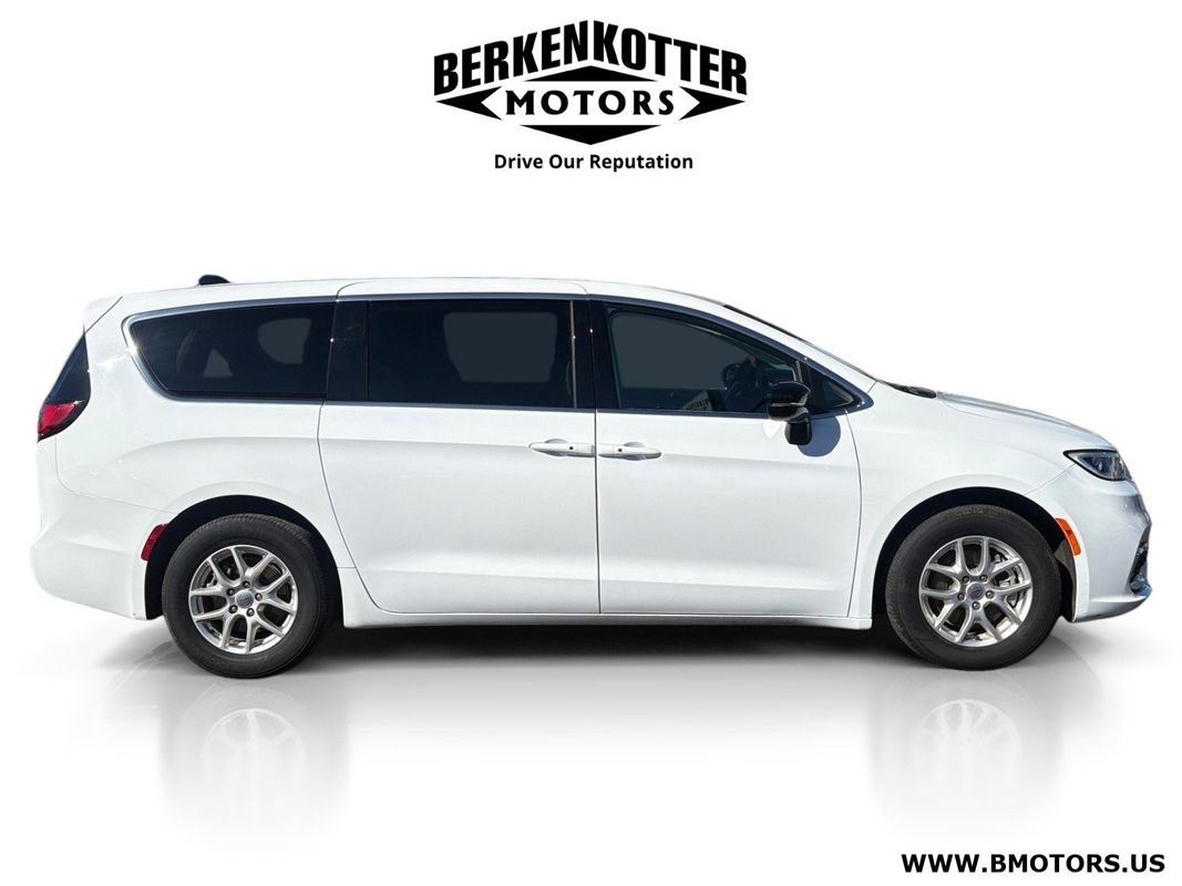 Used 2024 Chrysler Pacifica Touring-L FWD image 2