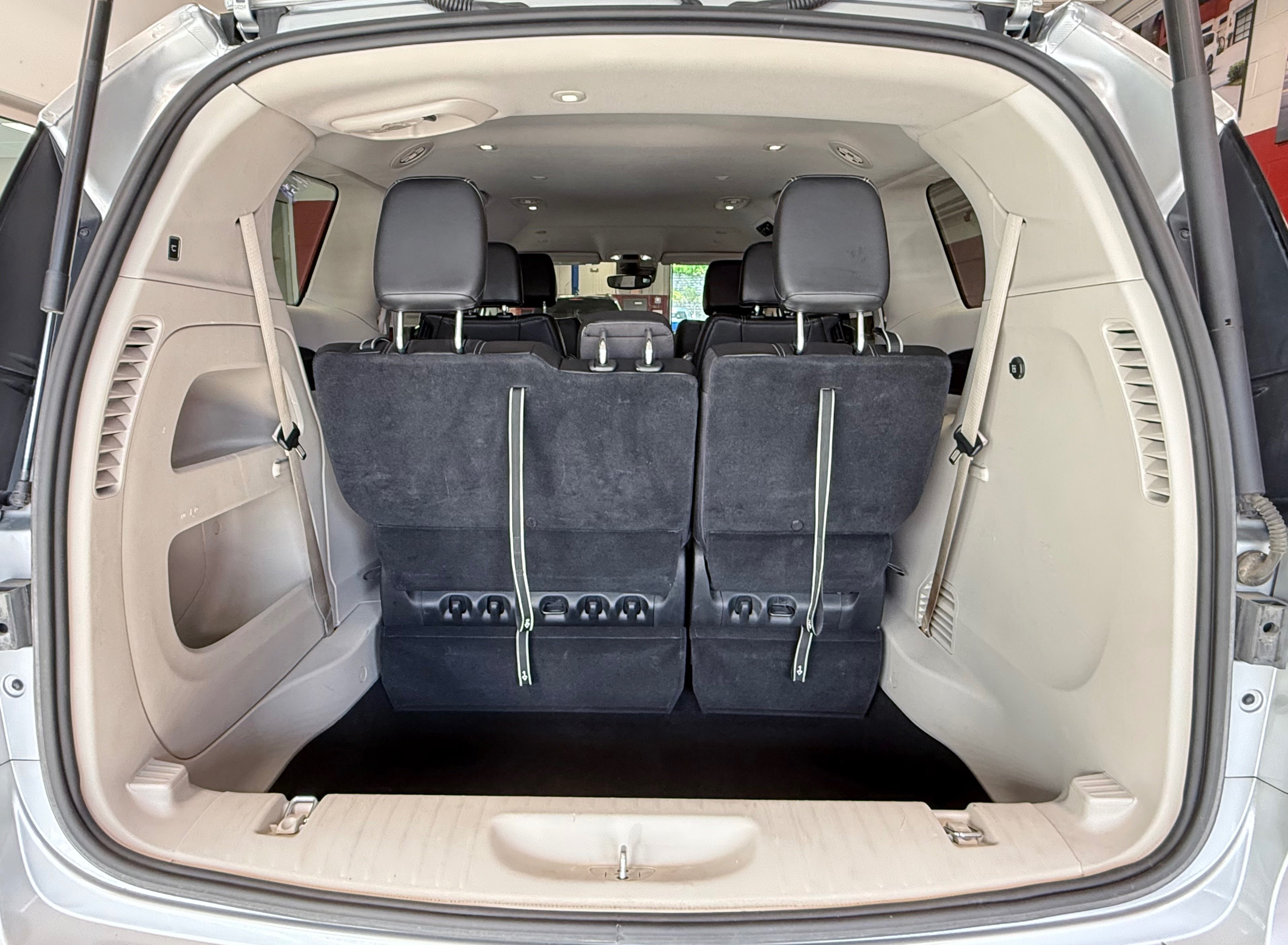 Used 2023 Chrysler Pacifica Touring-L FWD image 7