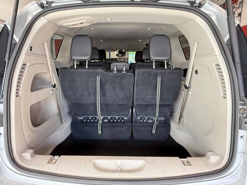 Used 2023 Chrysler Pacifica Touring-L FWD image 7