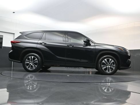 Used 2021 Toyota Highlander XLE FWD image 25