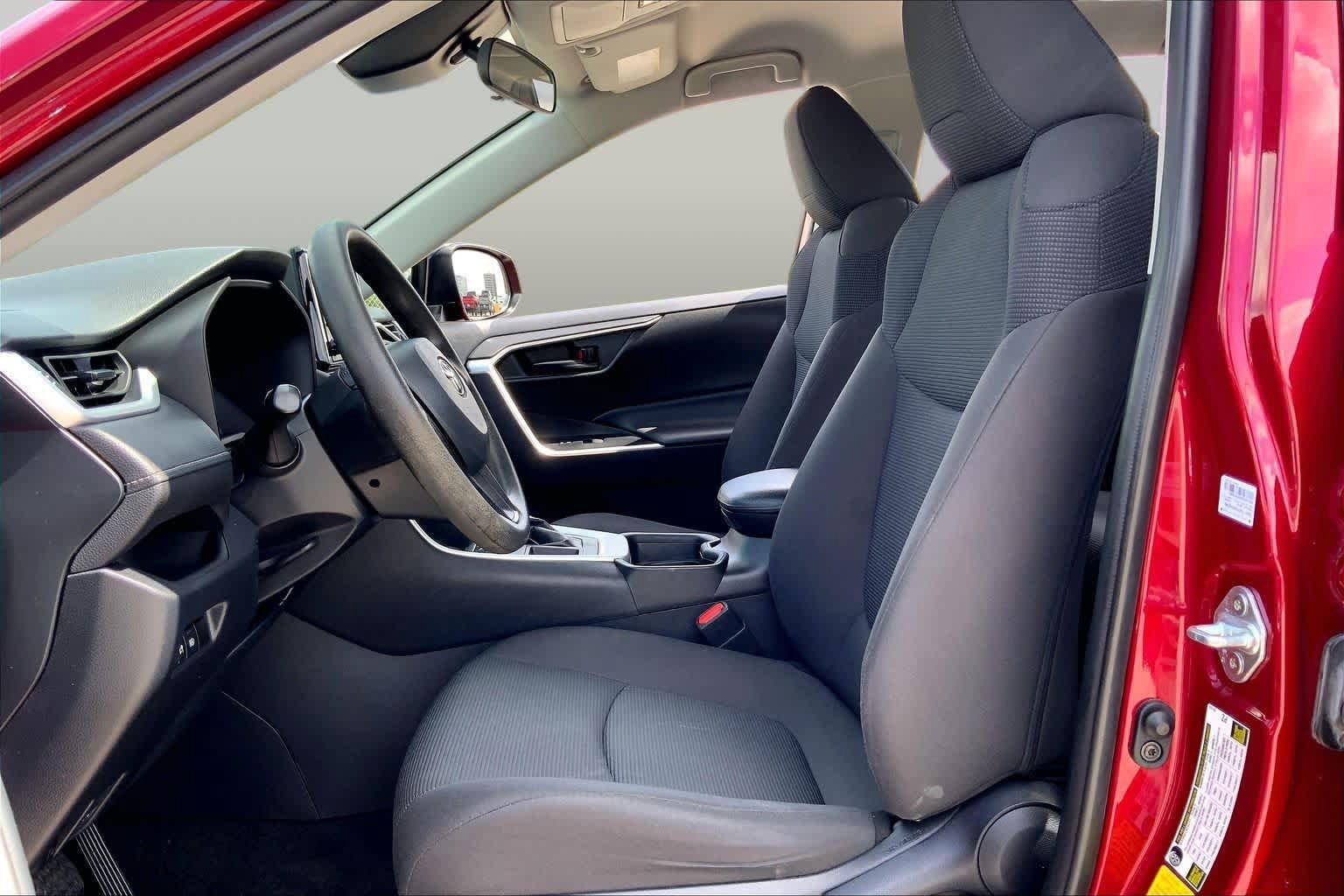Used 2021 Toyota RAV4 LE FWD image 8