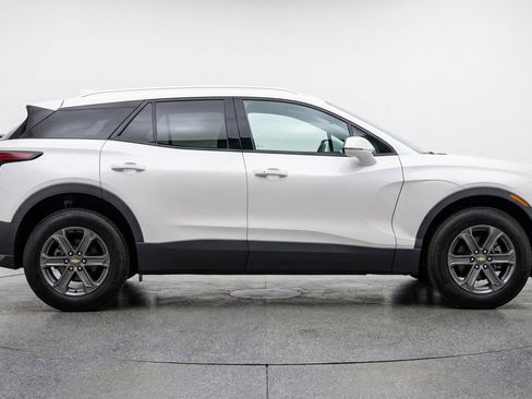 Used 2025 Chevrolet Blazer LT FWD image 11