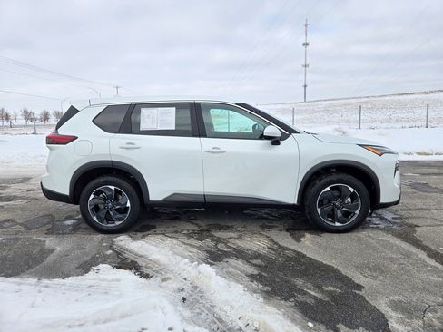 Used 2024 Nissan Rogue SV image 2