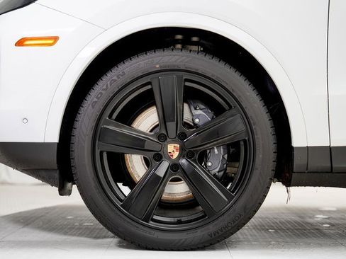 Used 2025 Porsche Cayenne image 30