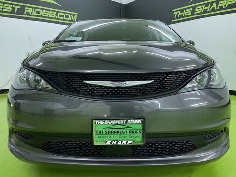 Used 2023 Chrysler Voyager LX image 3