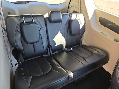 Certified 2024 Chrysler Pacifica Touring-L image 30