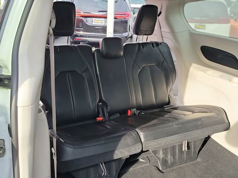 Certified 2024 Chrysler Pacifica Touring-L image 17