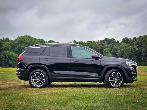 Used 2023 GMC Terrain SLT w/ Infotainment Package II AWD/4WD image 3