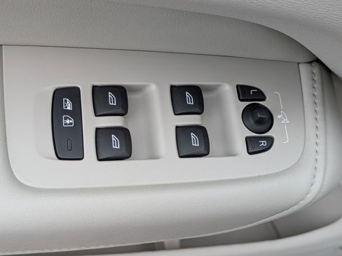 Used 2023 Volvo XC60 B5 Ultimate w/ Climate Package image 14