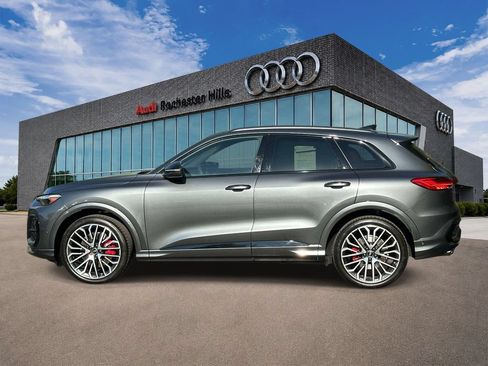 Used 2025 Audi SQ5 Prestige w/ Prestige Package AWD/4WD image 2
