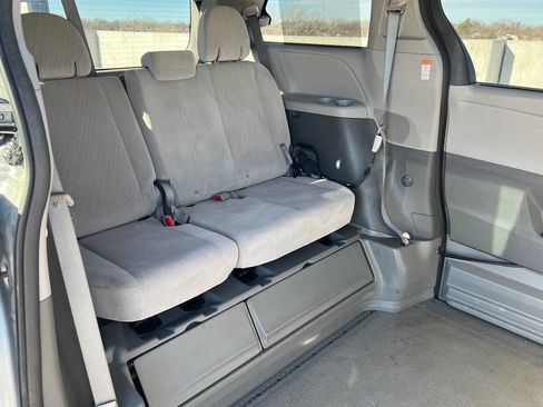 Used 2015 Toyota Sienna LE image 27
