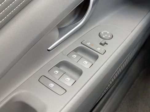 Used 2025 Hyundai Elantra SEL image 25