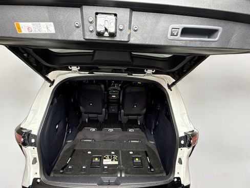 Certified 2025 Toyota Sienna Platinum image 27