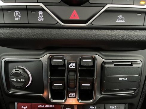 New 2025 Jeep Gladiator Willys image 24