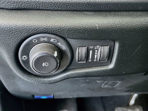 Used 2026 Chrysler Pacifica Limited FWD image 10