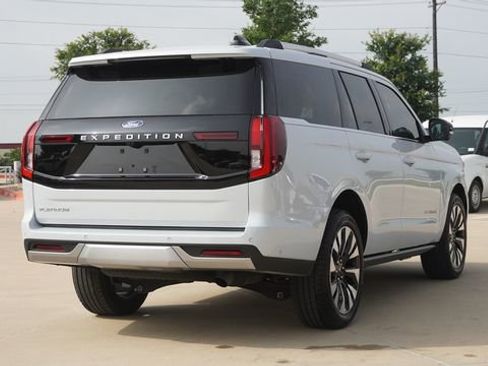 Used 2025 Ford Expedition Platinum w/ Driver's Package AWD/4WD image 9