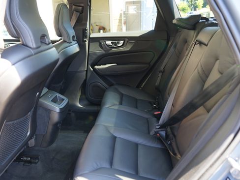 Used 2022 Volvo XC60 B5 Momentum image 19