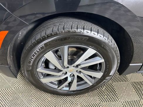 Used 2023 Chevrolet Equinox Premier image 11