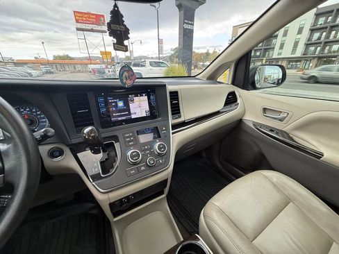 Used 2017 Toyota Sienna XLE w/ XLE Navigation Package image 20