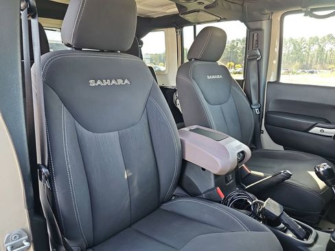 Used 2016 Jeep Wrangler Unlimited Sahara image 13