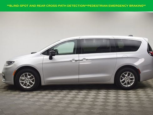 Used 2024 Chrysler Pacifica Touring-L image 11