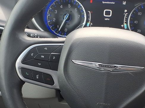 Used 2024 Chrysler Pacifica Touring-L FWD image 11