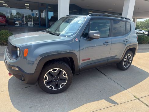 Used 2017 Jeep Renegade Trailhawk w/ Premium Trailhawk Package AWD/4WD image 8